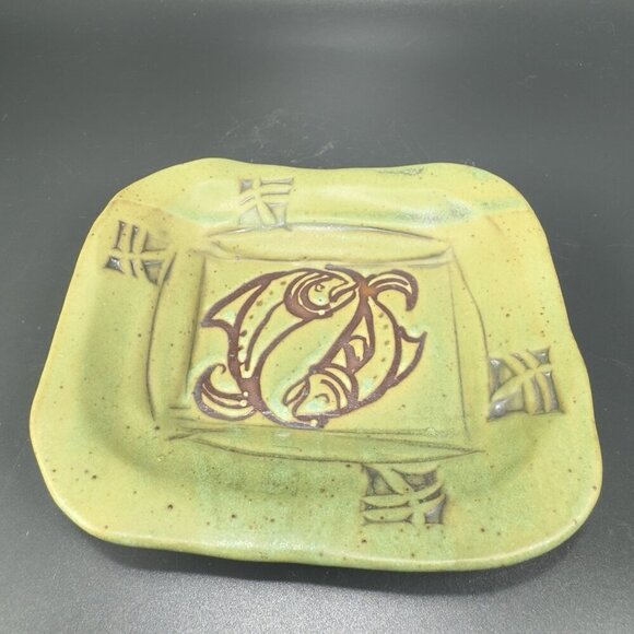 Vintage Hand Made Studio Art Pottery Dish Plate With Fish Pattern Green Signed - Picture 1 of 12